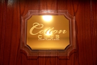 入口のエンブレム。お気軽に押して下さい。